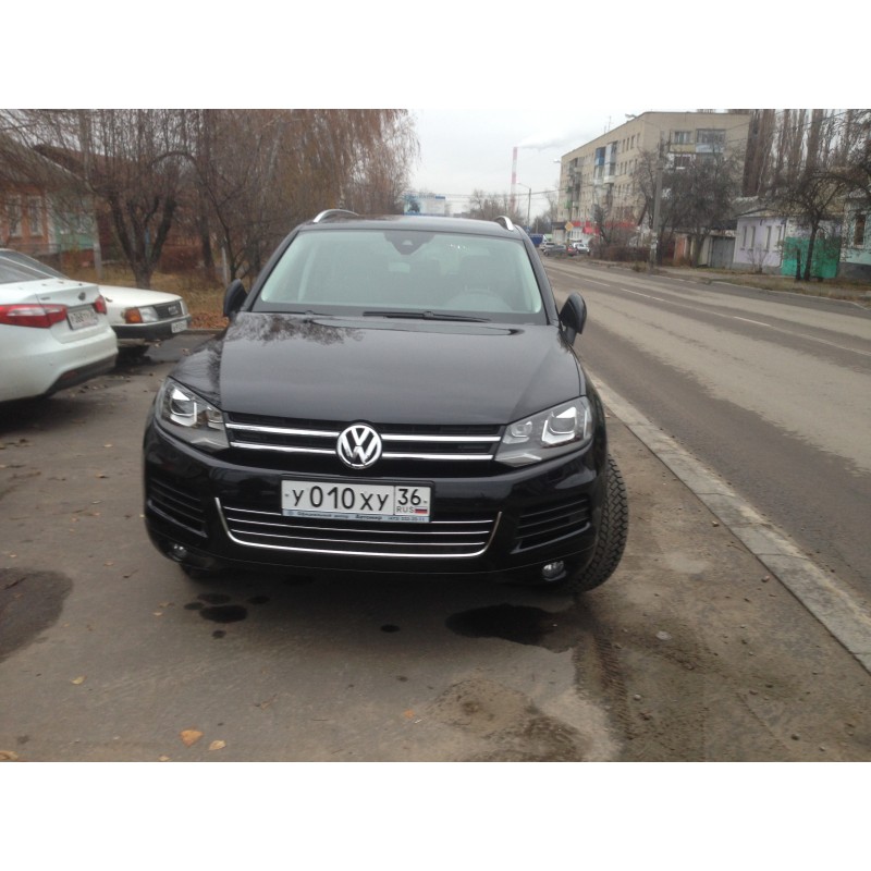 Черный Volkswagen Touareg 2014